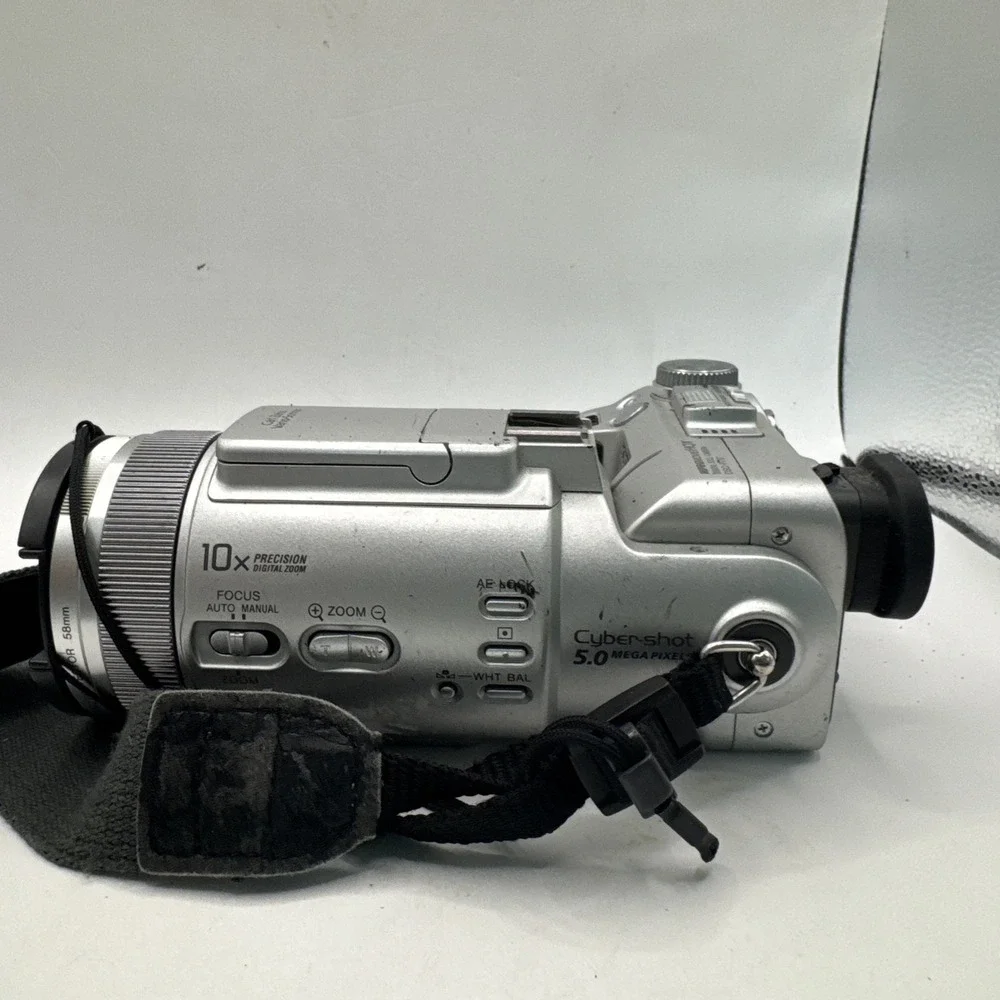 Sony Cyber-Shot DSC-F717 Compact Digital Still Camera